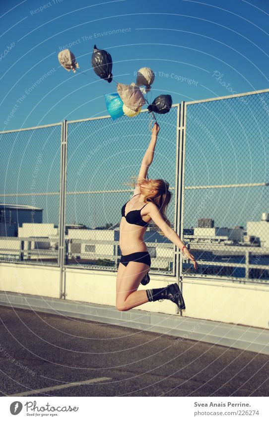 sommer. springen feminin 1 Mensch 18-30 Jahre Jugendliche Erwachsene Beton Luftballon hoch dünn schön Freude Glück Springerstiefel BH Unterwäsche Farbfoto