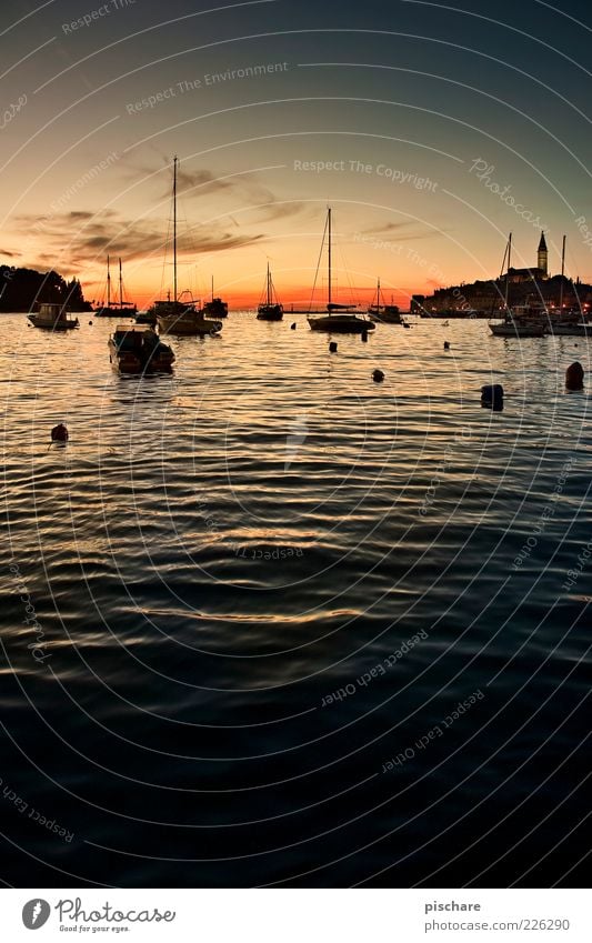 Sonnenuntergänge gehen hier nicht! Wasser Sonnenaufgang Sonnenuntergang Sommer Schönes Wetter Meer Hafen Fischerboot Segelboot Wasserfahrzeug Jachthafen Ferne