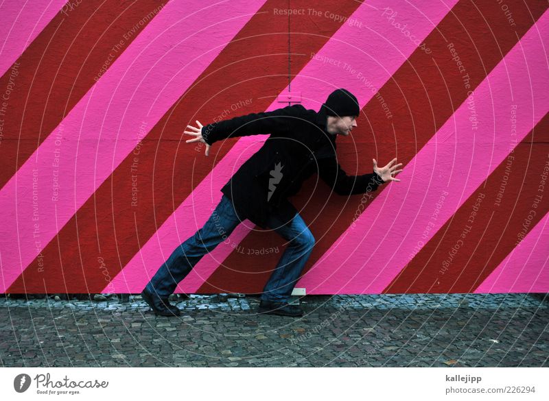 - step - Mensch maskulin Mann Erwachsene 1 30-45 Jahre Mantel Mütze Blick rosa rot Linie Zaun gehen Dynamik Bauzaun Farbfoto Tag Ganzkörperaufnahme Anpassung