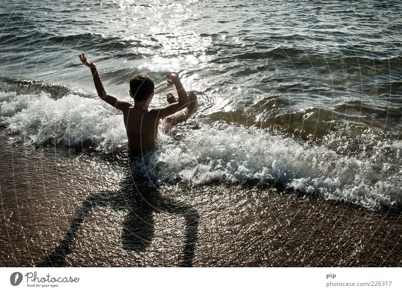 wellnäss Mensch Junge Kindheit Arme 1 Natur Sand Wasser Sommer Schönes Wetter Wellen Küste Strand Meer Schwimmen & Baden warten Fröhlichkeit nass Freude Glück