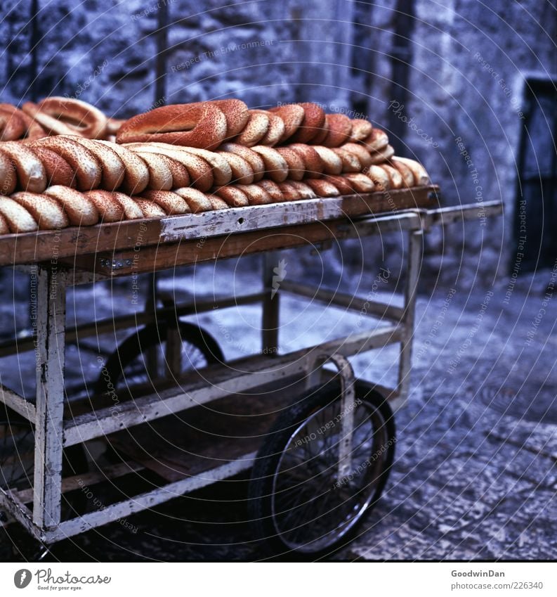 Bestellt, nicht abgeholt. Lebensmittel Ernährung Brot Altstadt Menschenleer Fassade außergewöhnlich frei frisch groß Unendlichkeit gut lecker viele Farbfoto