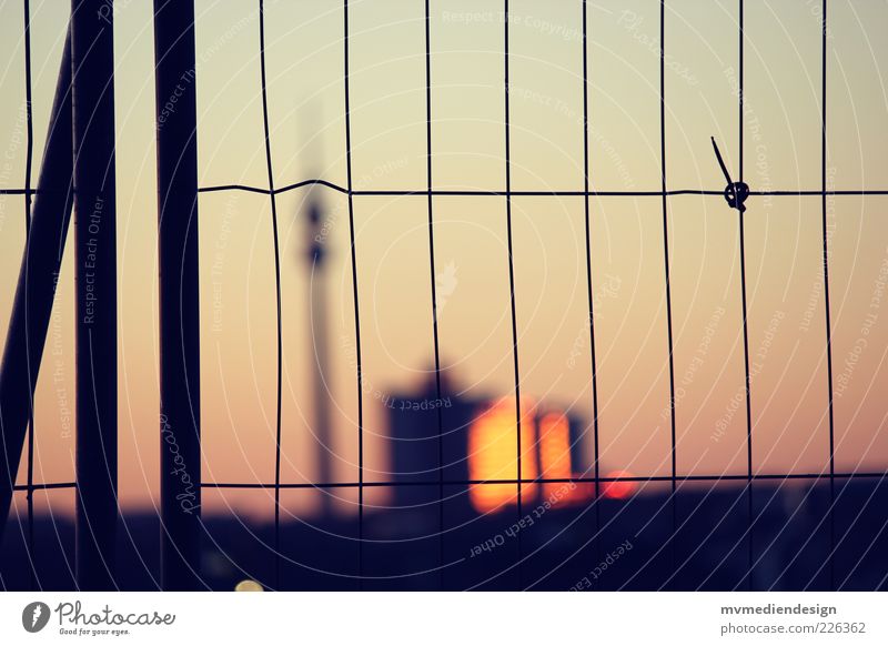 Dortmund abgesperrt Stadtrand Skyline Hochhaus Turm Bauwerk Gebäude Lebensfreude Fernsehturm Bauzaun Sonnenuntergang geschlossen Industrielandschaft Gitter