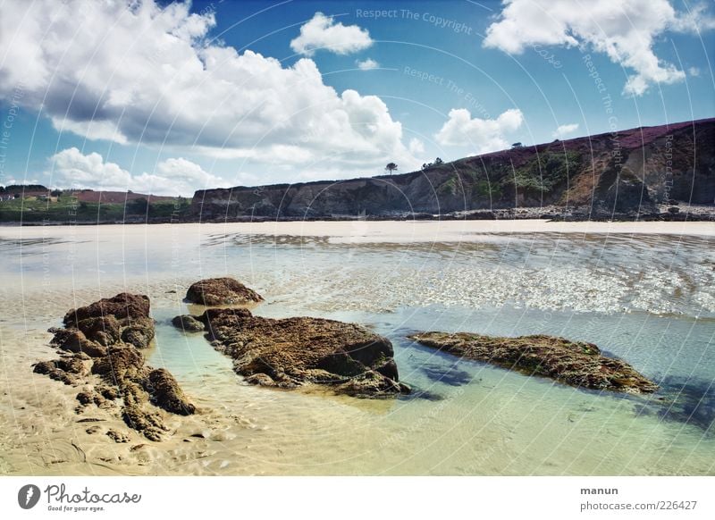 Reiselust Natur Landschaft Urelemente Sand Wasser Himmel Wolken Sommer Schönes Wetter Felsen Küste Strand Bucht Riff Meer Atlantik Bretagne Klippe frisch