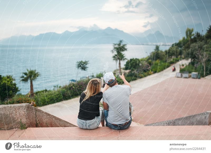 Paar auf der Promenade Lifestyle Tourismus Ausflug Ferne Freiheit Städtereise Sommer Sommerurlaub Strand Insel Mensch Junge Frau Jugendliche Junger Mann