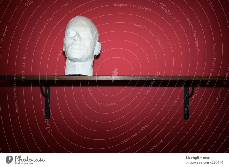 G(r)ipskopf Dekoration & Verzierung Holz ästhetisch bedrohlich dunkel hässlich hell rot weiß Farbfoto Innenaufnahme Menschenleer Textfreiraum rechts