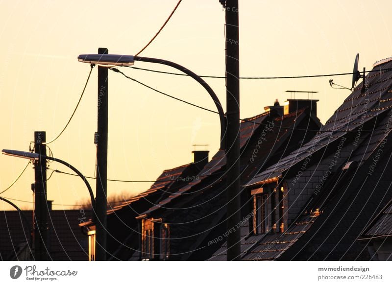 Sonnenuntergang Stadtrand bevölkert Haus Einfamilienhaus Architektur Dach Satellitenantenne Erholung alt Dortmund Laterne Laternenpfahl Himmel Wohnsiedlung