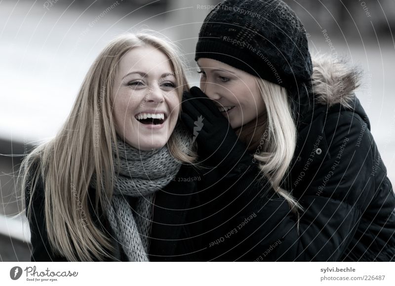 friends I Mensch feminin Junge Frau Jugendliche Freundschaft Leben 2 Beratung berühren Lächeln lachen sprechen blond frech Fröhlichkeit Zusammensein Glück