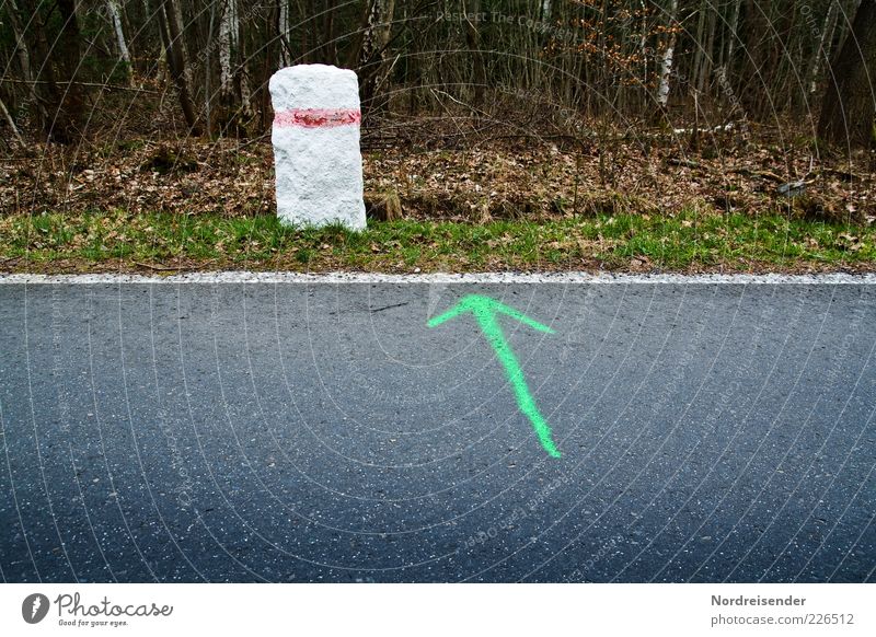 Auszeit?...hier entlang! Leben Natur Wald Straße Wege & Pfade Stein Zeichen Verkehrszeichen Linie Pfeil Grenzstein Schilder & Markierungen Straßenrand Pause