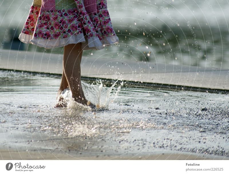 plitsch platsch Mensch feminin Kind Mädchen Kindheit Haut Beine Fuß Umwelt Natur Wasser Wassertropfen Sommer Mode Bekleidung Rock Stoff hell nass spritzen