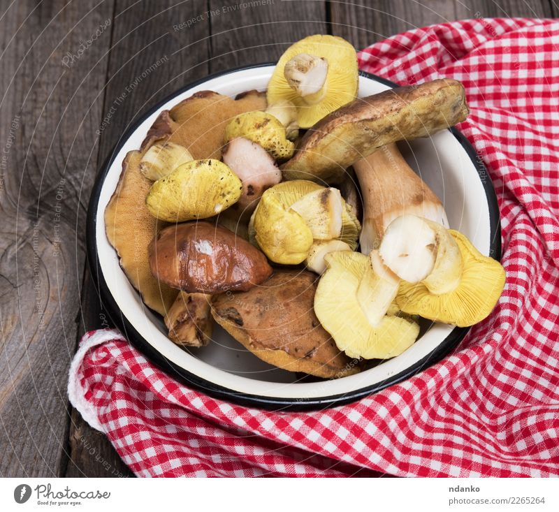 essbare wilde Pilze Gemüse Ernährung Vegetarische Ernährung Diät Teller Schalen & Schüsseln Tisch Küche Natur Pflanze Herbst Wald Holz frisch natürlich oben