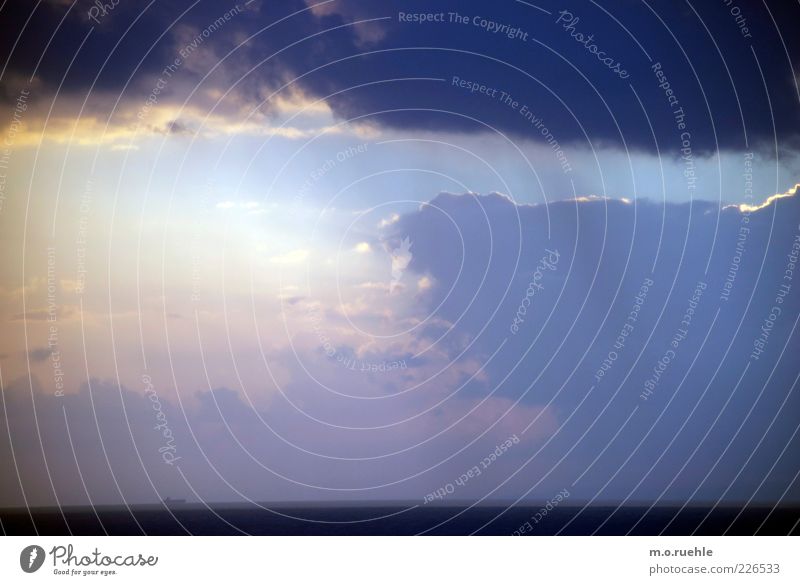 der Horizont und das Schiff Umwelt Natur Landschaft Wasser Himmel Wolken Sommer Wetter Meer Mittelmeer Insel Kreta Schifffahrt Containerschiff Ferne gigantisch