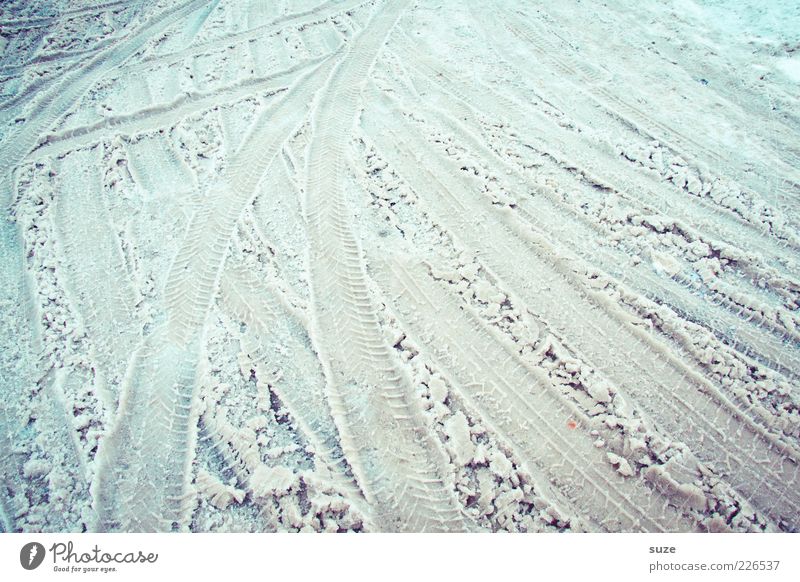 Spuren Winter Schnee Straßenverkehr Wege & Pfade dreckig hell kalt chaotisch Schneespur Fahrbahn Winterdienst Glätte Reifenspuren matschig Farbfoto