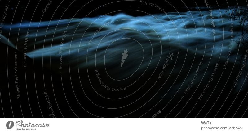turbulent white Wasser Fluss Dreisam natürlich wild Umwelt Gischt Außenaufnahme Menschenleer Nacht Langzeitbelichtung Bewegungsunschärfe Wellen fließen dunkel
