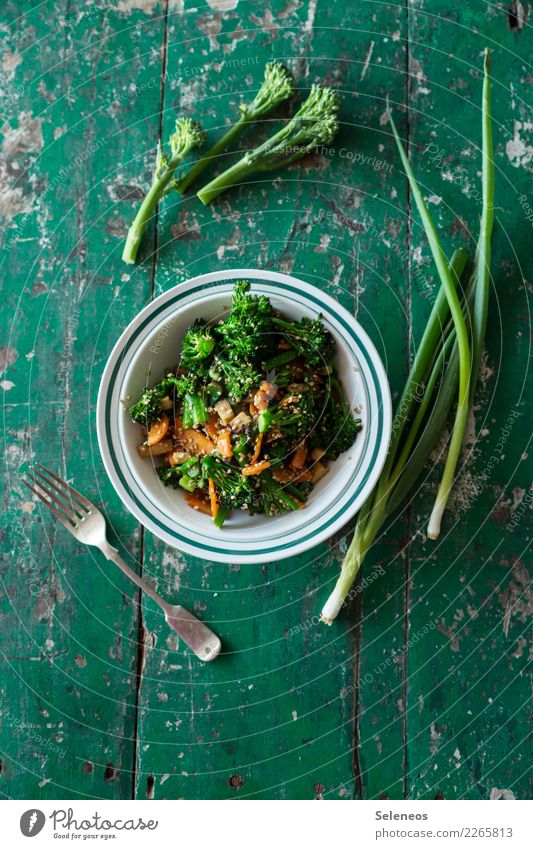 grüner Salat Lebensmittel Gemüse Salatbeilage Brokkoli Frühlingszwiebel Möhre Sesam Ernährung Mittagessen Abendessen Bioprodukte Vegetarische Ernährung Diät