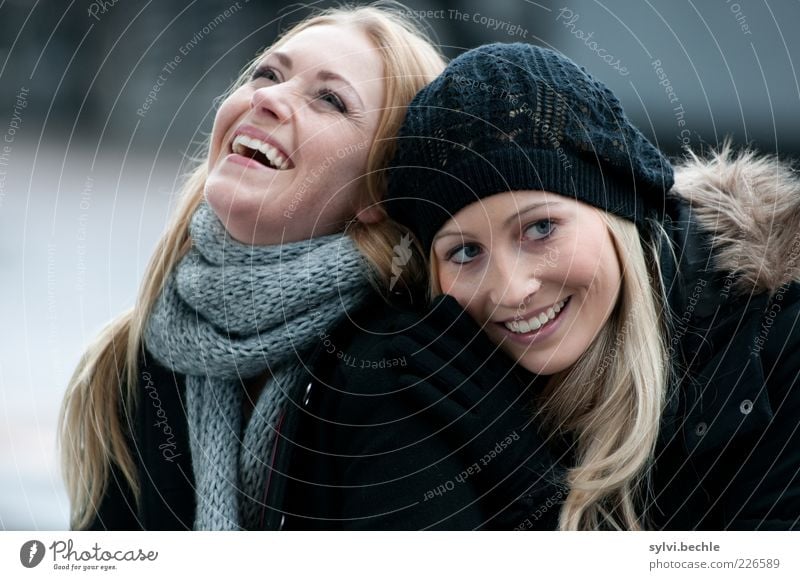 friends IV Mensch feminin Junge Frau Jugendliche Freundschaft Leben 2 berühren Lächeln lachen blond frech Fröhlichkeit Zusammensein Glück positiv schön Gefühle