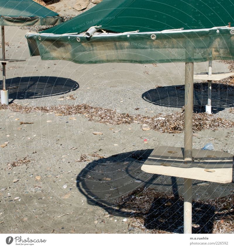 circles Strand Schönes Wetter Sonnenschirm alt kaputt grün Wärme Kreis Sand Schattenspiel Urlaubsstimmung Formation Griechenland Insel Farbfoto Außenaufnahme