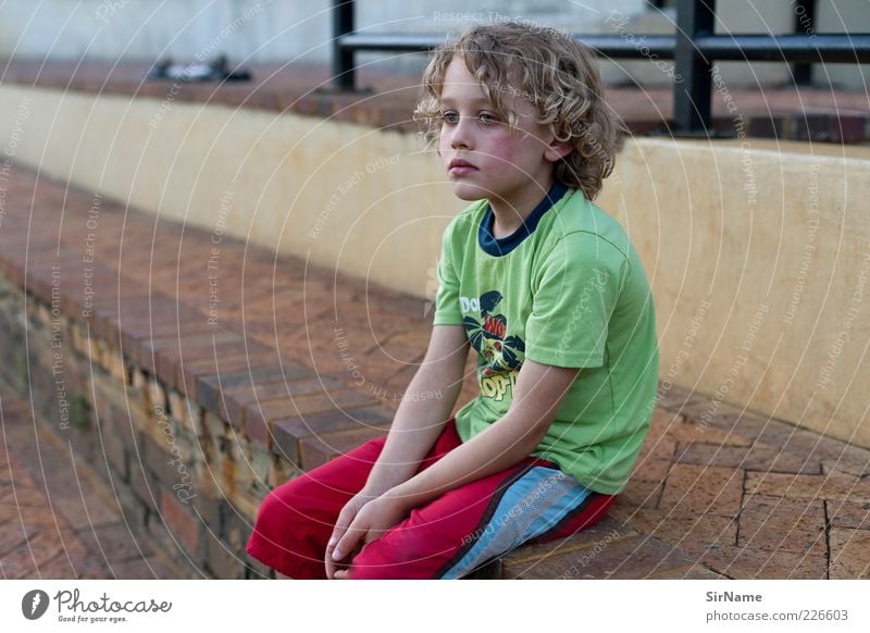 147 [Auszeit] Krankheit Kinderspiel Verlierer Pause Sportstätten Fußballplatz Stadion Schulkind Junge Mensch 8-13 Jahre Kindheit Mauer Wand Treppe Denken