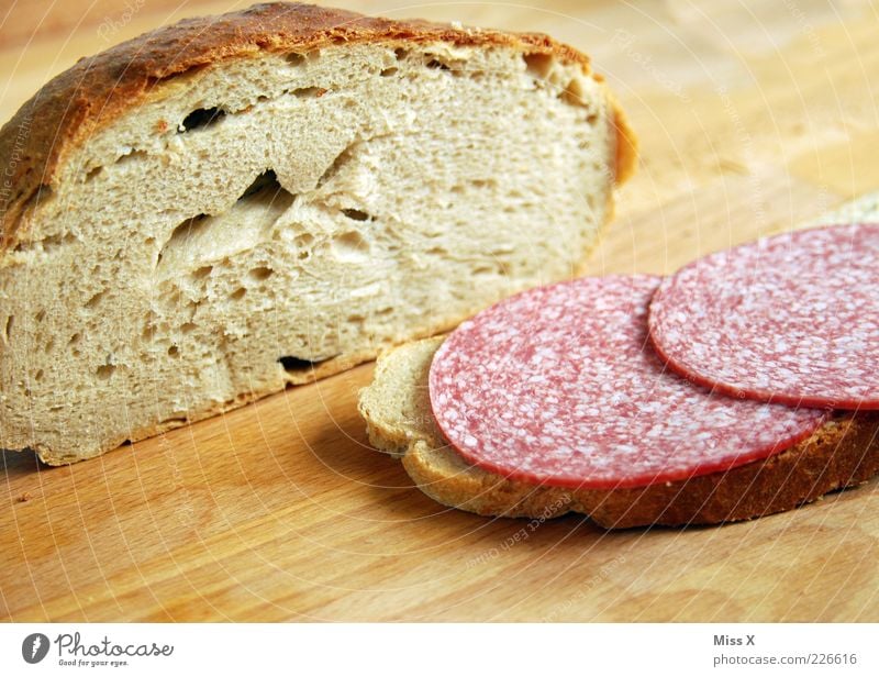 Fleischfresser Lebensmittel Wurstwaren Teigwaren Backwaren Brot Ernährung Frühstück Mittagessen Abendessen Bioprodukte lecker Salami Holzbrett Vesper herzhaft