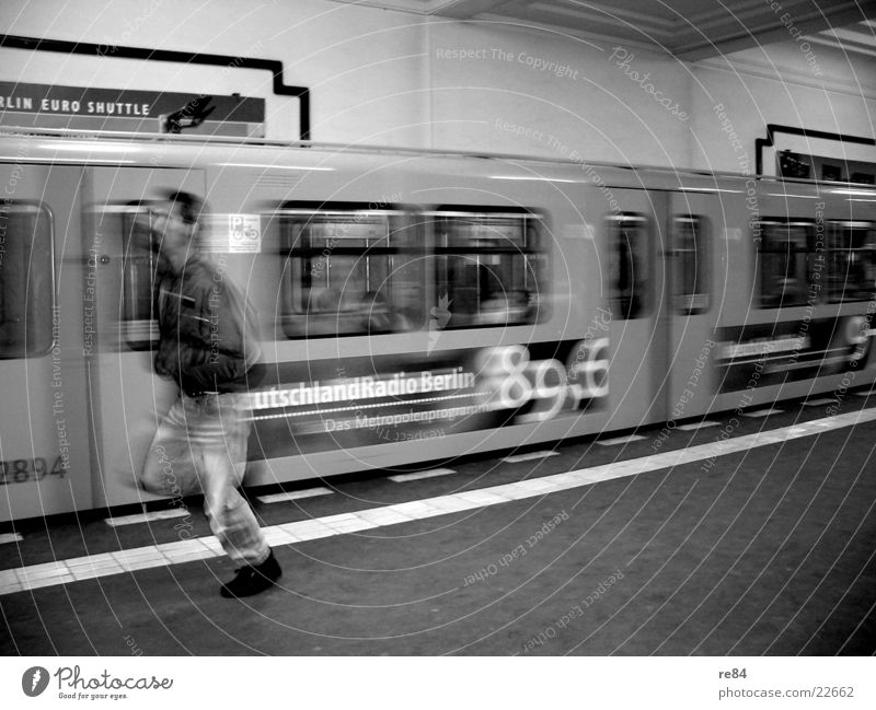 lauf forrest! Alexanderplatz U-Bahn Zeit schwarz weiß Geschwindigkeit Stadt Mobilität Verkehr Station Berlin Eisenbahn laufen rennen Hauptstadt Steig