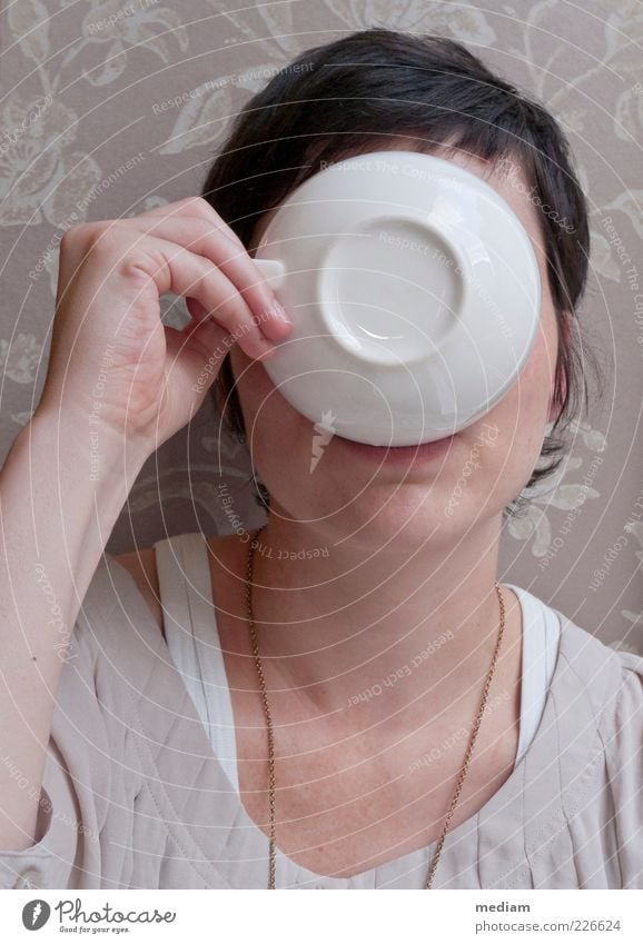 teatime Kaffeetrinken Teetrinken Getränk Geschirr Tasse Kaffeetasse Teetasse Café Mensch feminin Junge Frau Jugendliche 1 18-30 Jahre Erwachsene Porzellan ruhig