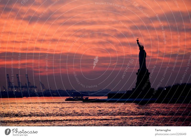 Sunset of Liberty Ferien & Urlaub & Reisen Tourismus Ausflug Sightseeing Städtereise Skulptur Himmel Wolken Sonnenaufgang Sonnenuntergang Küste Flussufer Insel