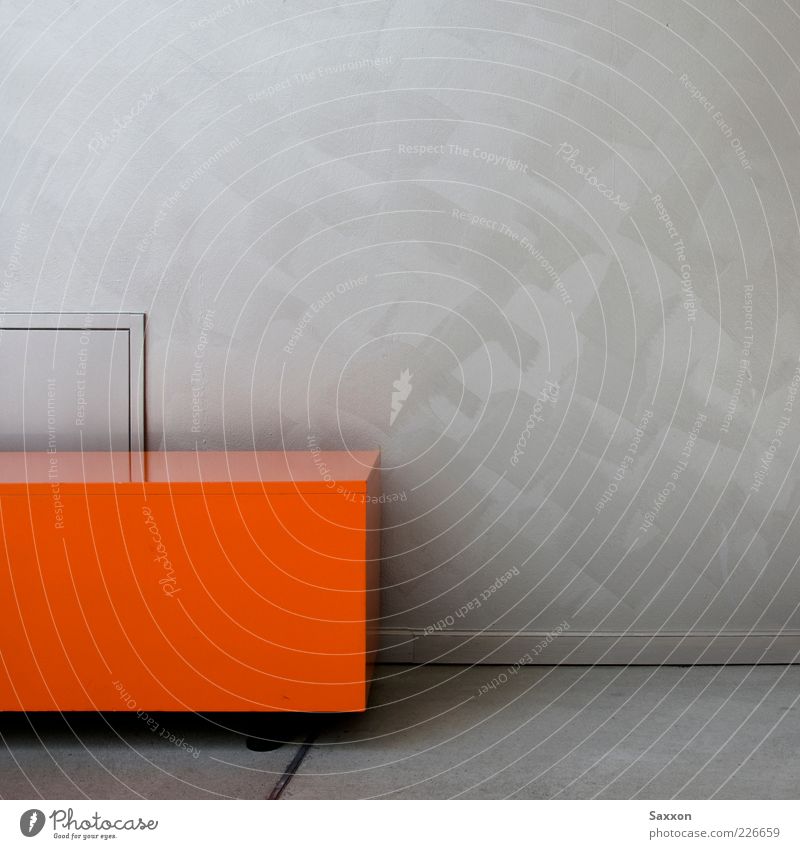 Orange Cube Mauer Wand Kasten Metall eckig rot silber ruhig Farbfoto Innenaufnahme Detailaufnahme abstrakt Menschenleer Textfreiraum rechts Textfreiraum oben