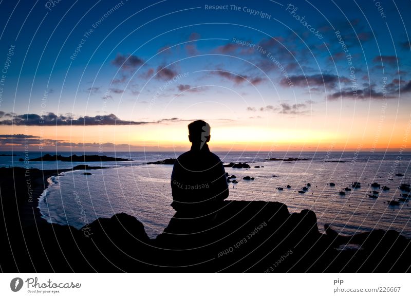 sohnabend Junge Kopf Rücken Natur Wasser Himmel Wolken Horizont Sommer Schönes Wetter Felsen Küste Strand Bucht Meer Ferien & Urlaub & Reisen Ferne nachdenklich