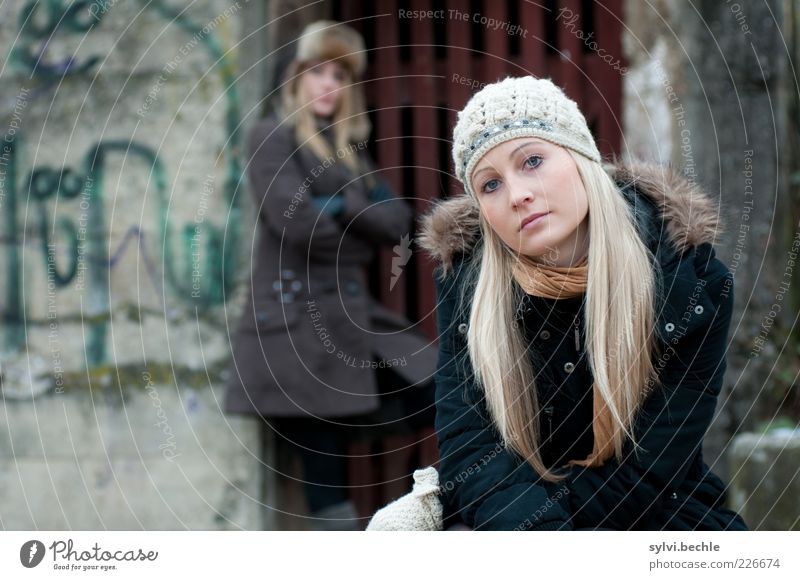 normal generation Mensch feminin Junge Frau Jugendliche Freundschaft Leben Haare & Frisuren Gesicht 2 Winter Mauer Wand Fassade Beton Holz beobachten Blick