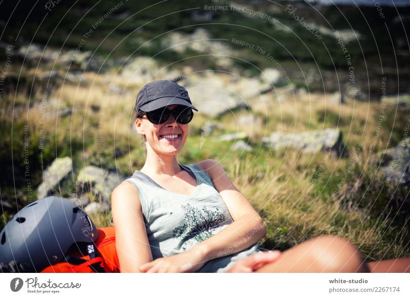 Outdoorgenuss feminin 1 Mensch Ferien & Urlaub & Reisen wandern Mütze Frau Tourismus genießen Pause Zufriedenheit Bewegung Erholung Landschaft Sport sportlich