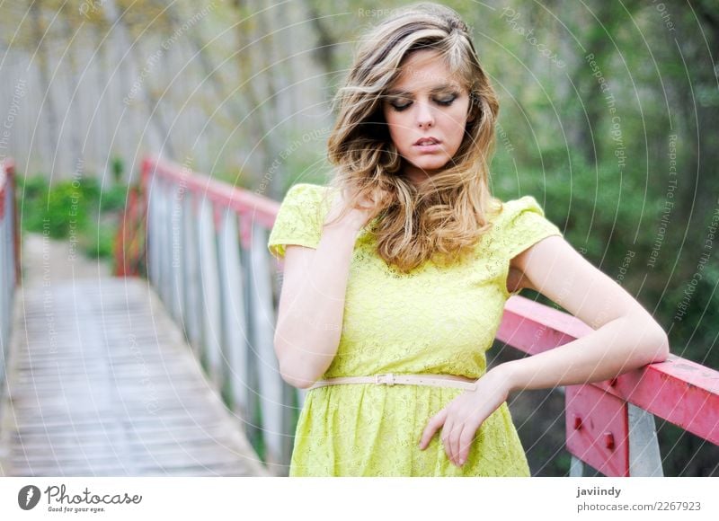 Tragendes Kleid des blonden Mädchens in einer ländlichen Brücke mit Augen schloss schön Haare & Frisuren Erholung Sommer Mensch feminin Frau Erwachsene