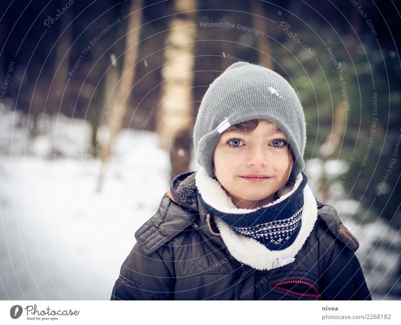 schneekund Winter Schnee Mensch maskulin Kind Junge Kindheit 1 8-13 Jahre Umwelt Natur Landschaft Klima Schneefall Baum Wald Mantel Schal Mütze Engel beobachten