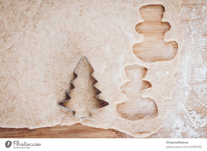 Lebkuchenteig für Plätzchen mit Metallschneider vorbereiten Lebensmittel Teigwaren Backwaren Dessert Design Dekoration & Verzierung Küche Baum Stempel oben grün