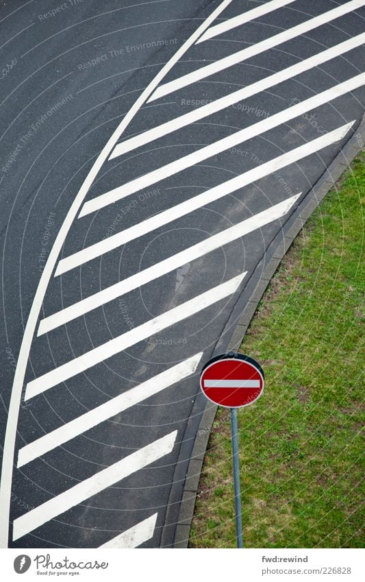 Linienführung Menschenleer Straße Verkehrszeichen Verkehrsschild Schilder & Markierungen Hinweisschild Warnschild Streifen fahren kalt nass grau grün ästhetisch