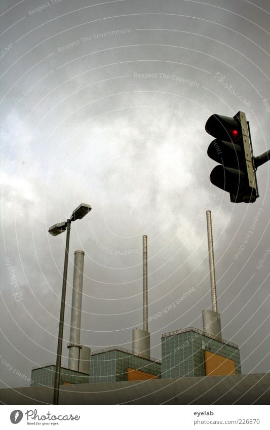 Industrielles Dingsbums hinter Beleuchtungshilfen Fortschritt Zukunft Energiewirtschaft Himmel Wolken Wetter Skyline Industrieanlage Fabrik Brücke Turm Bauwerk