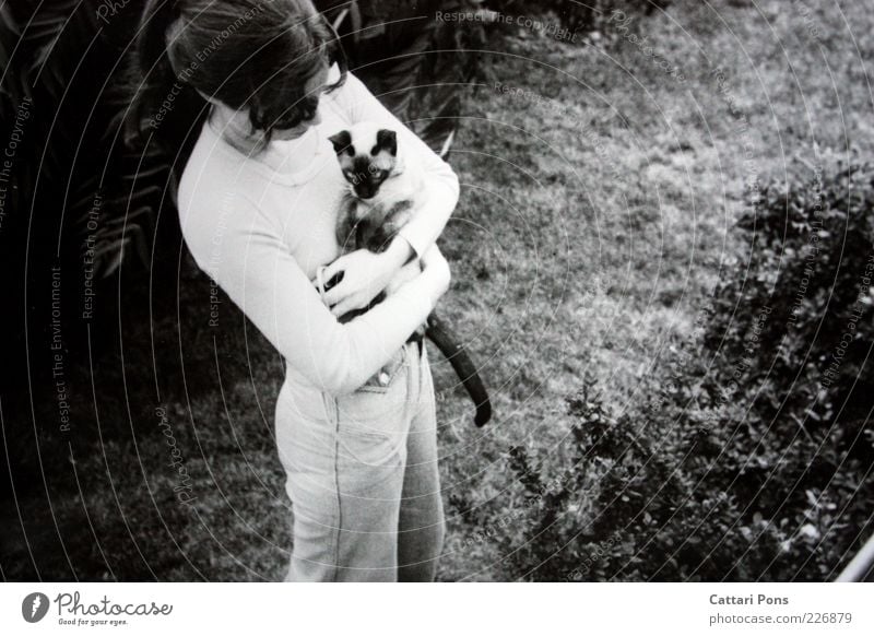 Happy End feminin Junge Frau Jugendliche 1 Mensch Natur Tier Haustier Katze festhalten stehen Schwarzweißfoto Außenaufnahme Textfreiraum rechts Tag