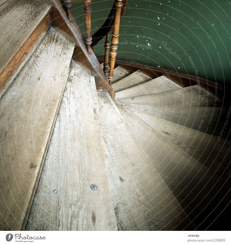 Down Treppe Treppengeländer Holz alt Perspektive Farbfoto Innenaufnahme Nahaufnahme Menschenleer Treppenhaus abwärts Textfreiraum unten Lichteinfall Maserung