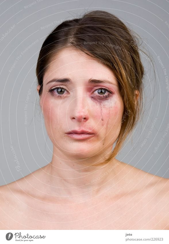 I hurt myself today... feminin Junge Frau Jugendliche Erwachsene weinen Kraft Mitgefühl Wahrheit authentisch demütig Traurigkeit Sorge Trauer Schmerz