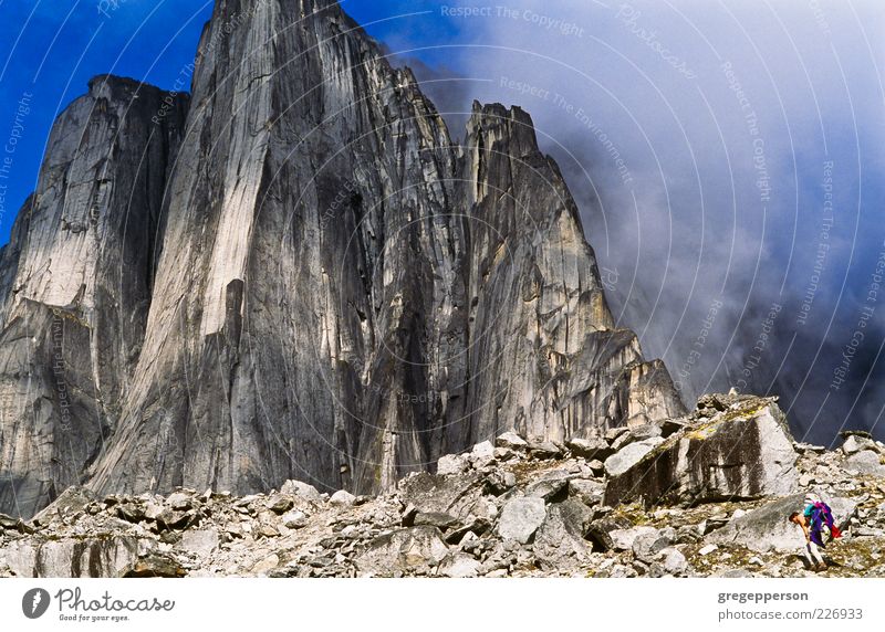 Wanderer in der Weite. Leben Abenteuer Berge u. Gebirge wandern Klettern Bergsteigen 1 Mensch Landschaft laufen Tapferkeit Willensstärke Tatkraft Ausdauer