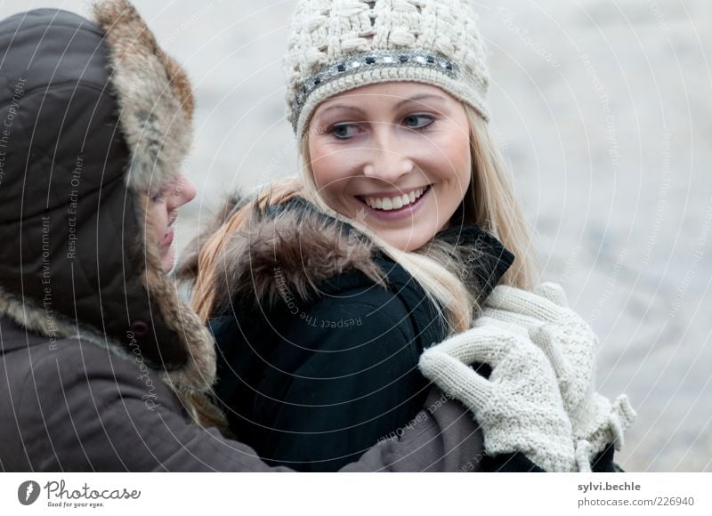 friends V Mensch feminin Junge Frau Jugendliche Freundschaft Leben Gesicht 2 berühren festhalten Kommunizieren Lächeln lachen Blick Umarmen blond Fröhlichkeit