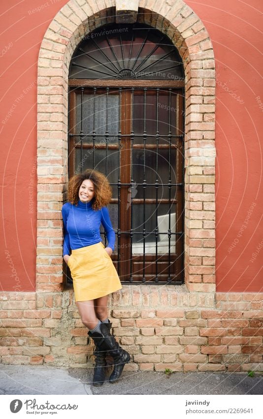 Lächelnde schwarze Frau, Afro-Frisur, gegen die Stadtmauer. Lifestyle elegant Stil schön Haare & Frisuren Mensch feminin Junge Frau Jugendliche Erwachsene 1