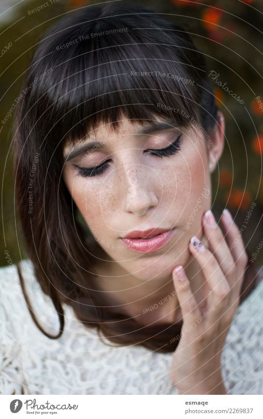 Portrait Junge Frau mit Sommersprossen Lifestyle Reichtum elegant Stil schön Haare & Frisuren Gesundheitswesen Wellness Mensch Mode Bekleidung berühren Denken