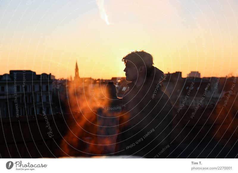 Sunset Mensch maskulin Junger Mann Jugendliche 1 18-30 Jahre Erwachsene Berlin Prenzlauer Berg Stadt Hauptstadt Stadtzentrum Altstadt Skyline Dach Farbfoto