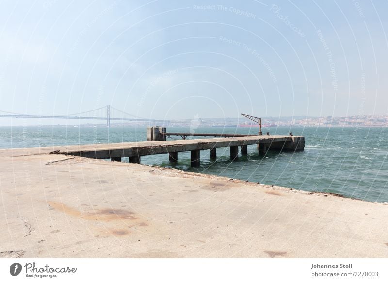 Blick vom Hafen von Cacilhas über den Fluss Tejo auf die Altstadt von Lissabon. Wasser Himmel Sommer Flussufer Hauptstadt Stadtrand Bauwerk Wahrzeichen Brücke