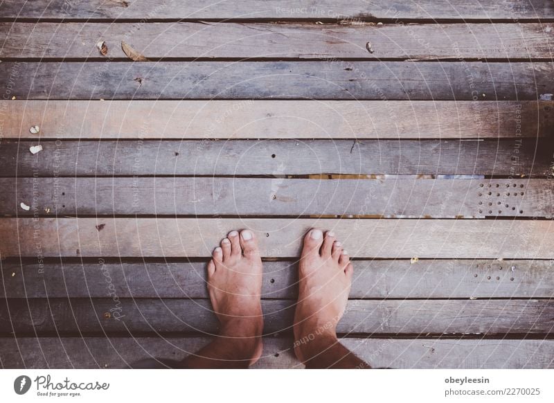 Unten auf Füßen und einem hölzernen schauen Fuß Natur Gebäude Schuhe Holz alt dunkel natürlich oben retro braun Farbe Oberfläche Etage blanko Zeichen Licht