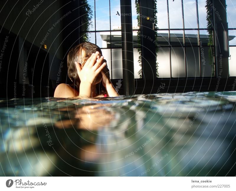 schwimmbad feminin Mädchen Hand 1 Mensch 8-13 Jahre Kind Kindheit Schwimmbad Wasser tauchen grün Reinheit Freizeit & Hobby Farbfoto Innenaufnahme