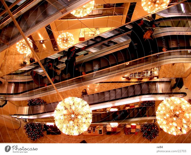 im kaufhaus Kaufhof Kaufhaus Licht Rolltreppe Lichterkette Bündel Verkehr Leben Architektur Kaufland Karstadt Rollen Treppe Mensch beleben einkaufen kaufen