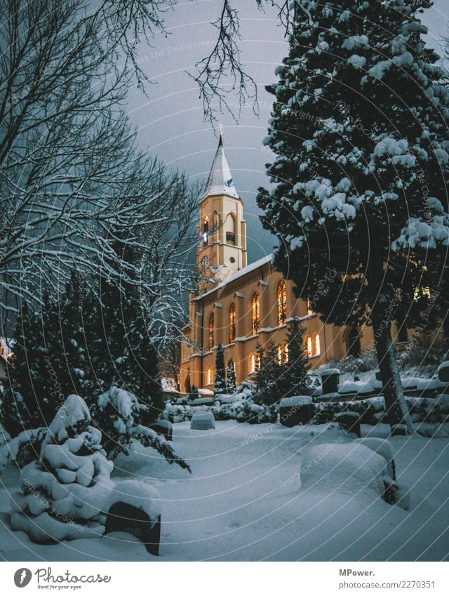 winterland Dorf Kirche kalt Christliches Kreuz Christentum Winter Schnee Friedhof Kirchturm Weihnachten & Advent Glaube Erzgebirge Katholizismus erleuchten