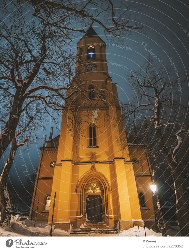 gotteshaus Dorf Kirche Dom Turm Fassade historisch hoch Hoffnung Religion & Glaube Winter Christliches Kreuz Katholizismus Christentum Gotteshäuser Gottesdienst