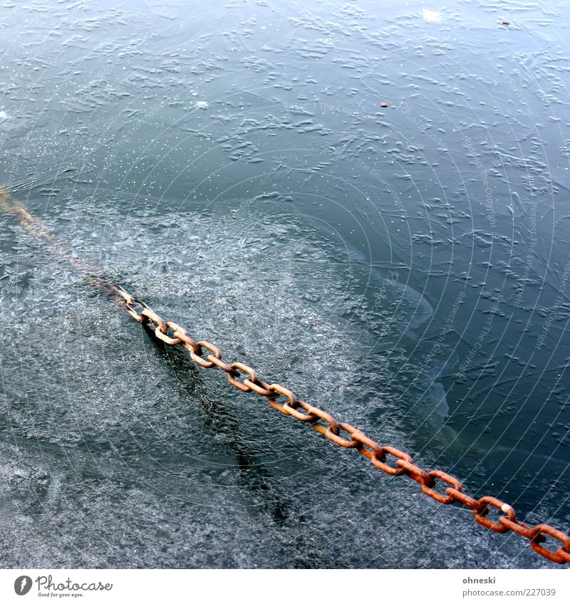 Kälte Urelemente Wasser Winter Eis Frost Kette Kettenglied fest kalt Befestigung Halterung Farbfoto Außenaufnahme Textfreiraum oben Reflexion & Spiegelung Rost