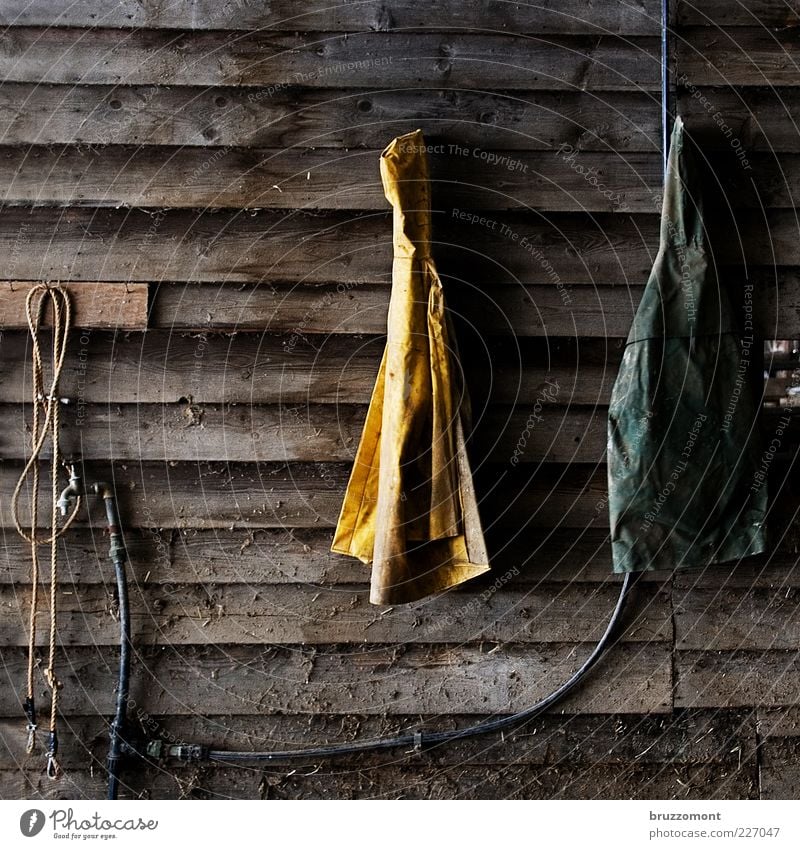 Strickjacken Arbeit & Erwerbstätigkeit Seil Arbeitsbekleidung Schutzbekleidung Holz Kunststoff dreckig gelb Stall Regenbekleidung Schlauch Wasserhahn Bauernhof